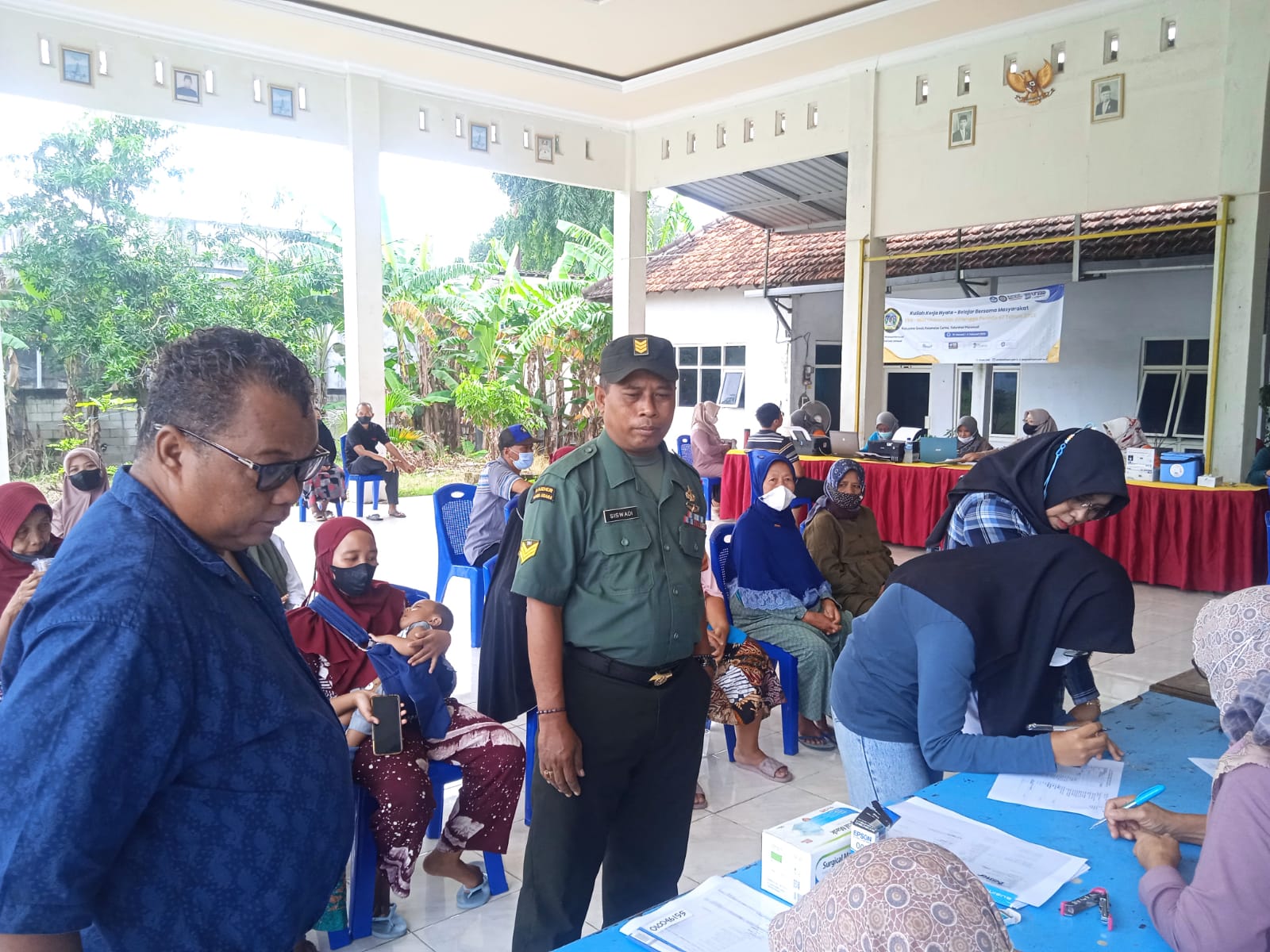 Babinsa Cerme Dampingi Warga Lansia dalam Mendapatkan Pelayanan Kesehatan