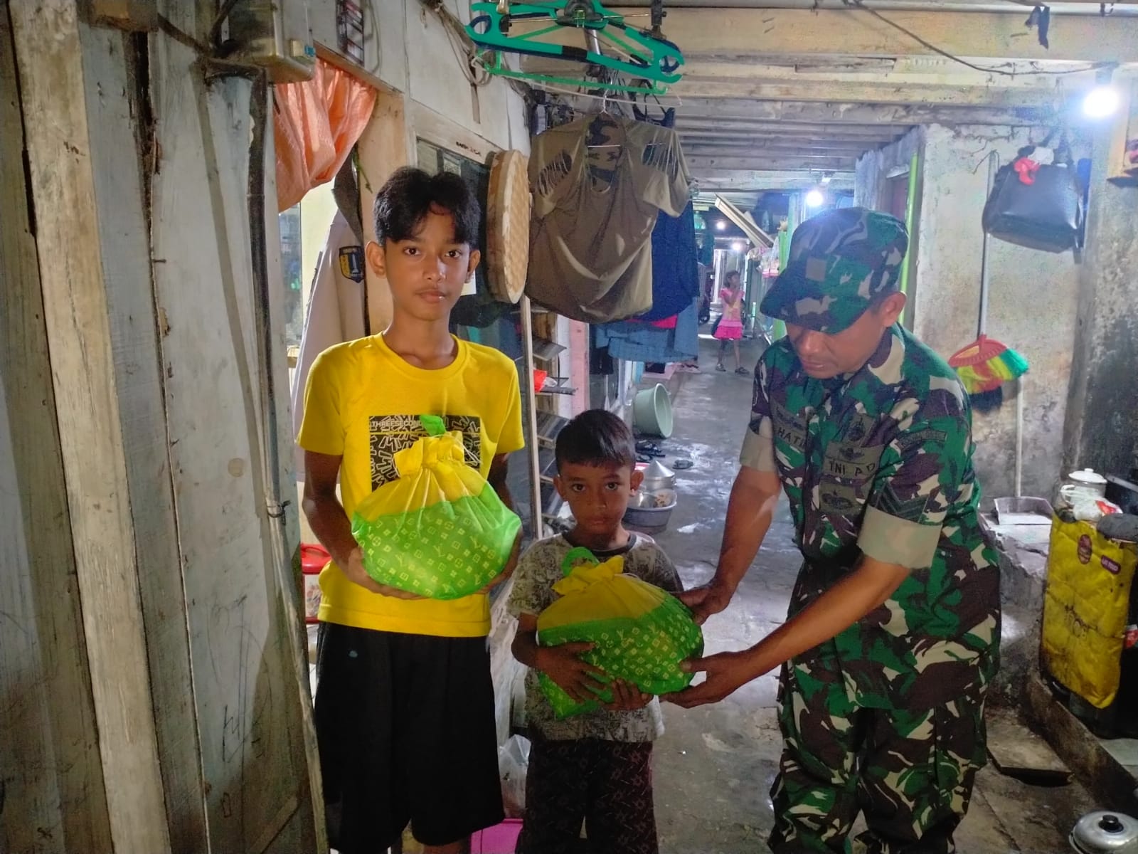 Berikan Bingkisan Kepada Yatim Dhuafa di Wilayah Binaan