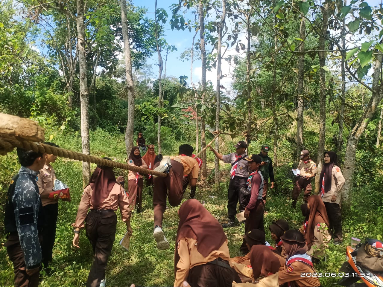 Tingkatkan Daya Juang Saka Wira Kartika, Babinsa Omben Dampingi Jelajah Alam