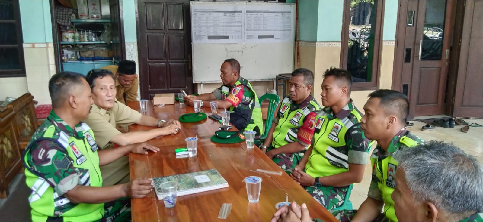 Ciptakan Kondusifitas Wilayah Teritorial, Babinsa Koramil Kebomas Melaksanakan Patroli ke Desa Binaan
