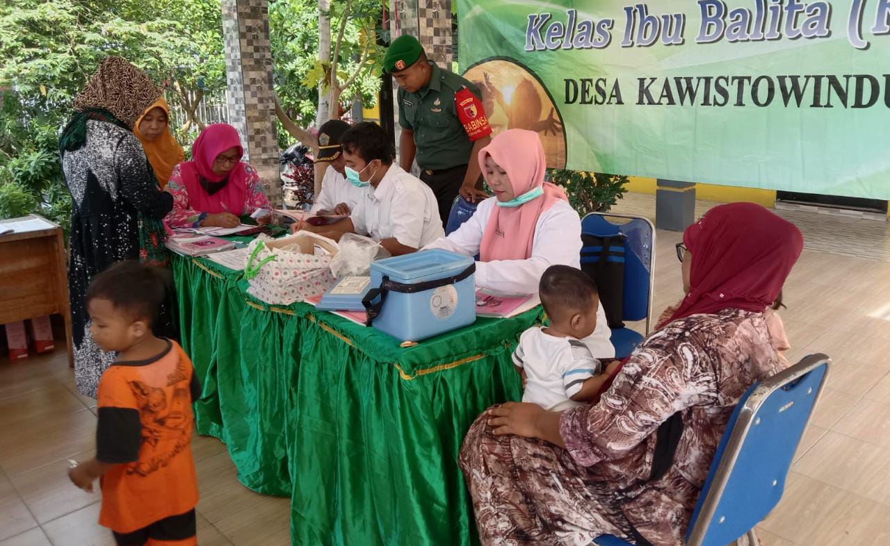 Babinsa Duduksampeyan Dampingi dan Bantu Pemberian Imunisasi Balita di Wilayah Desa Kawisto