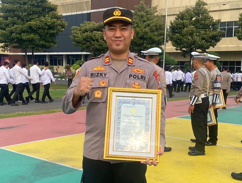 Inovasi Ngaspol, Kapolsek Banyuates Polres Sampang Peroleh Penghargaan dari Kapolda Jawa Timur
