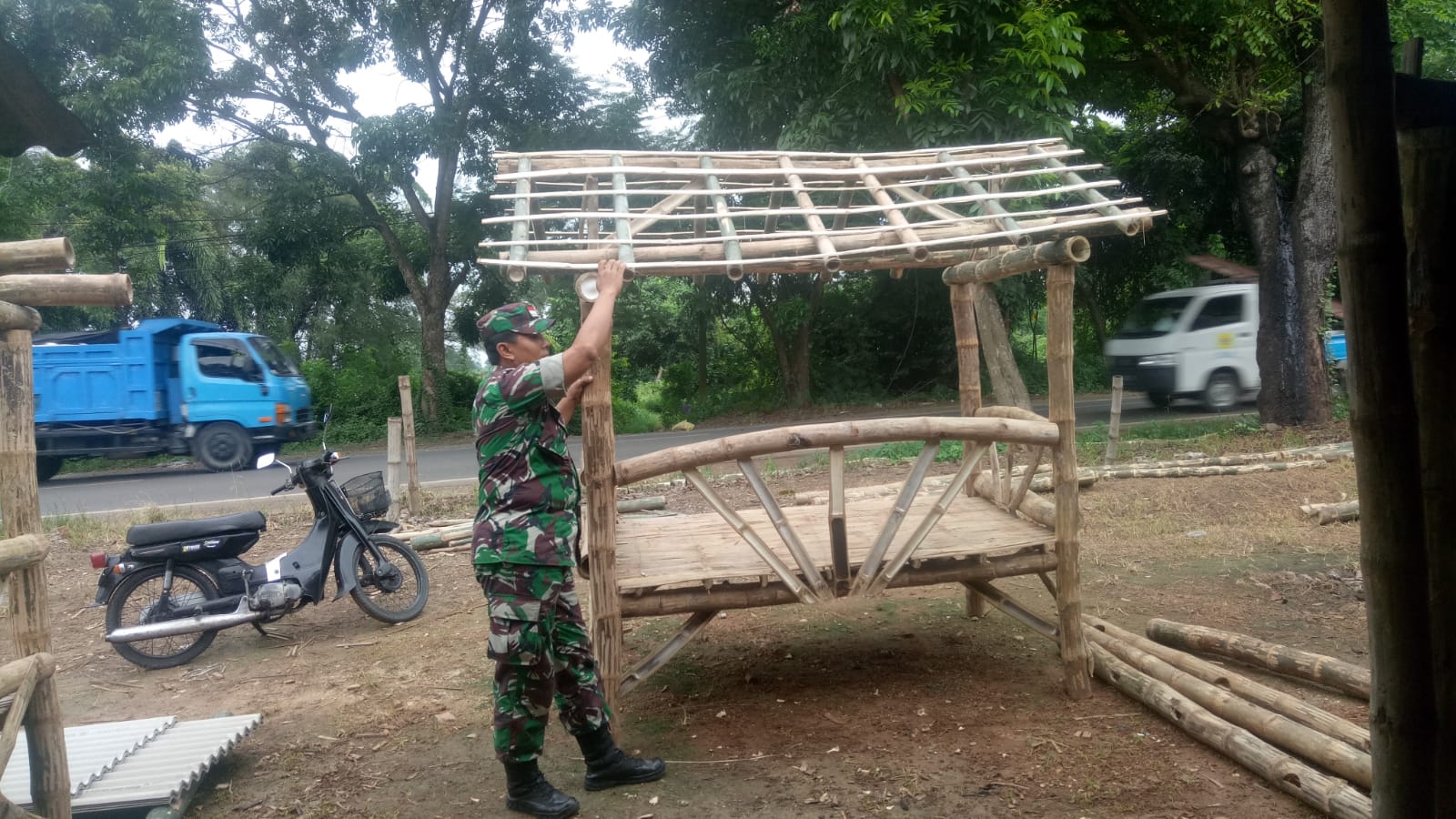 Babinsa Sertu Suyanto Berikan Motivasi Pengrajin Bambu untuk Lebih Kreatif dalam Tingkatkan Usaha