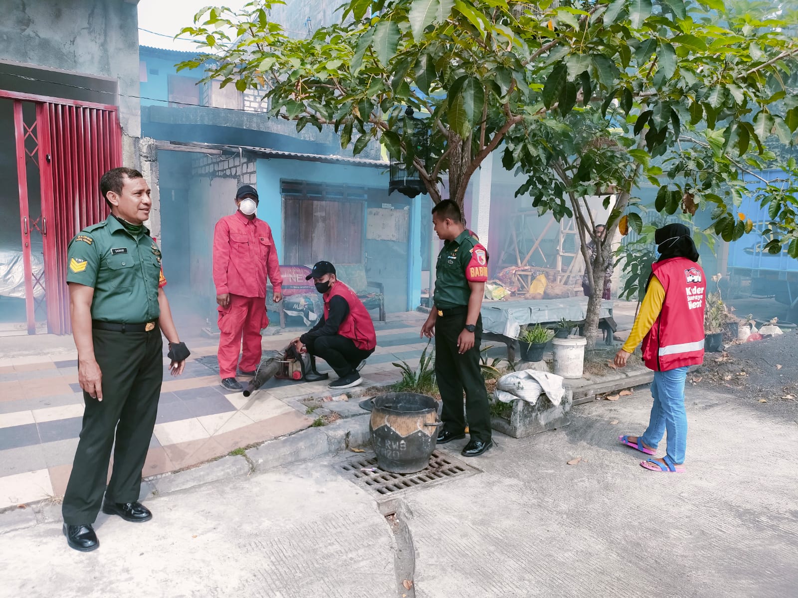 Cegah DBD, Babinsa Kandangan Lakukan Pendampingan Fogging di Wilayah