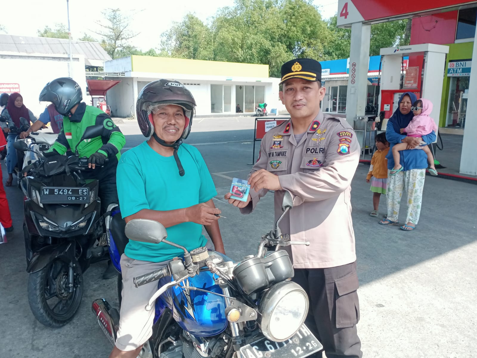 Cegah Curanmor, Polsek Driyorejo Sosialisasikan dan Bagikan Kunci Ganda kepada Warga