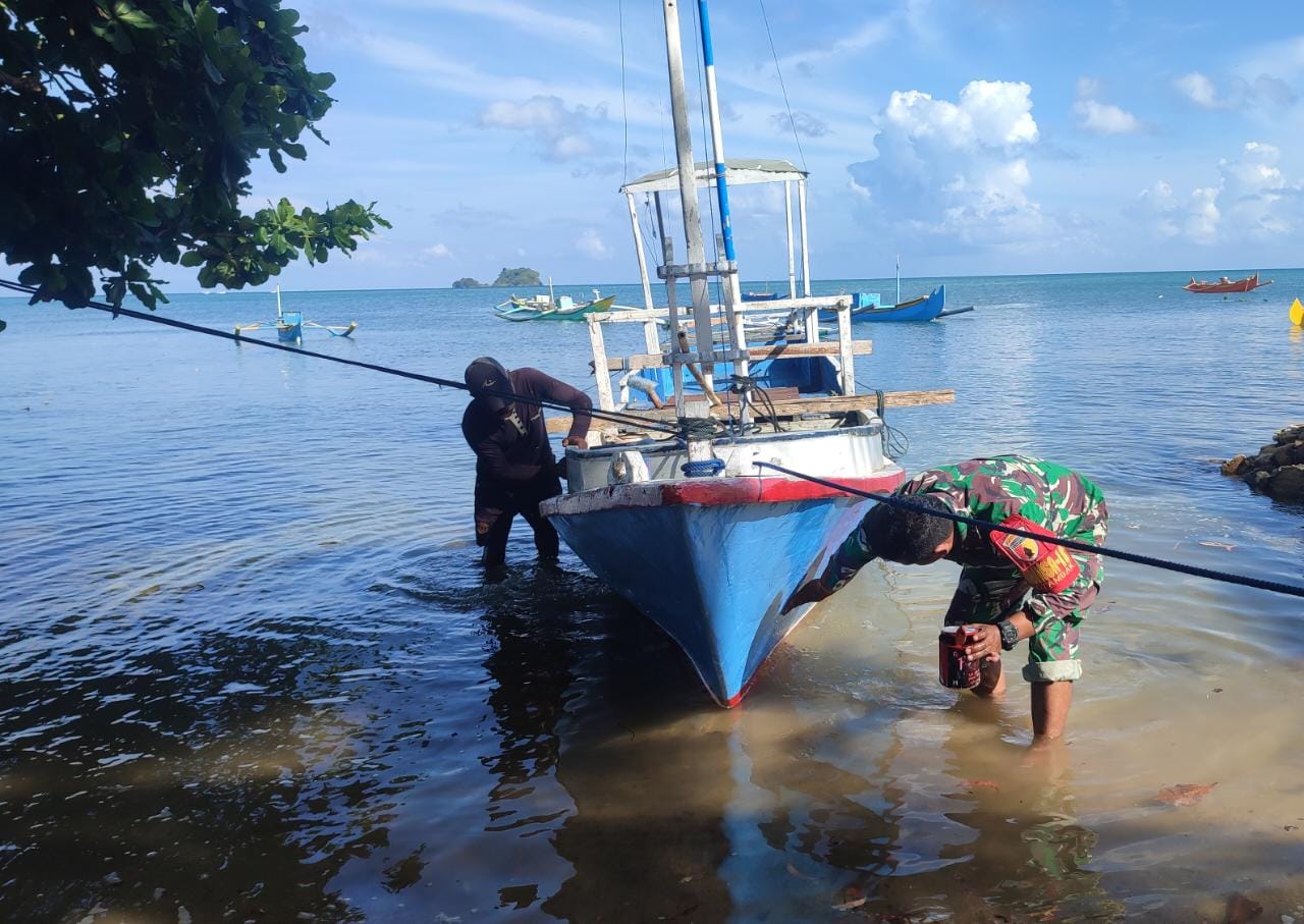 Komsos bersama Nelayan Binaan di Pesisir, Babinsa Koramil Tambak Bantu Perbaikan Perahu