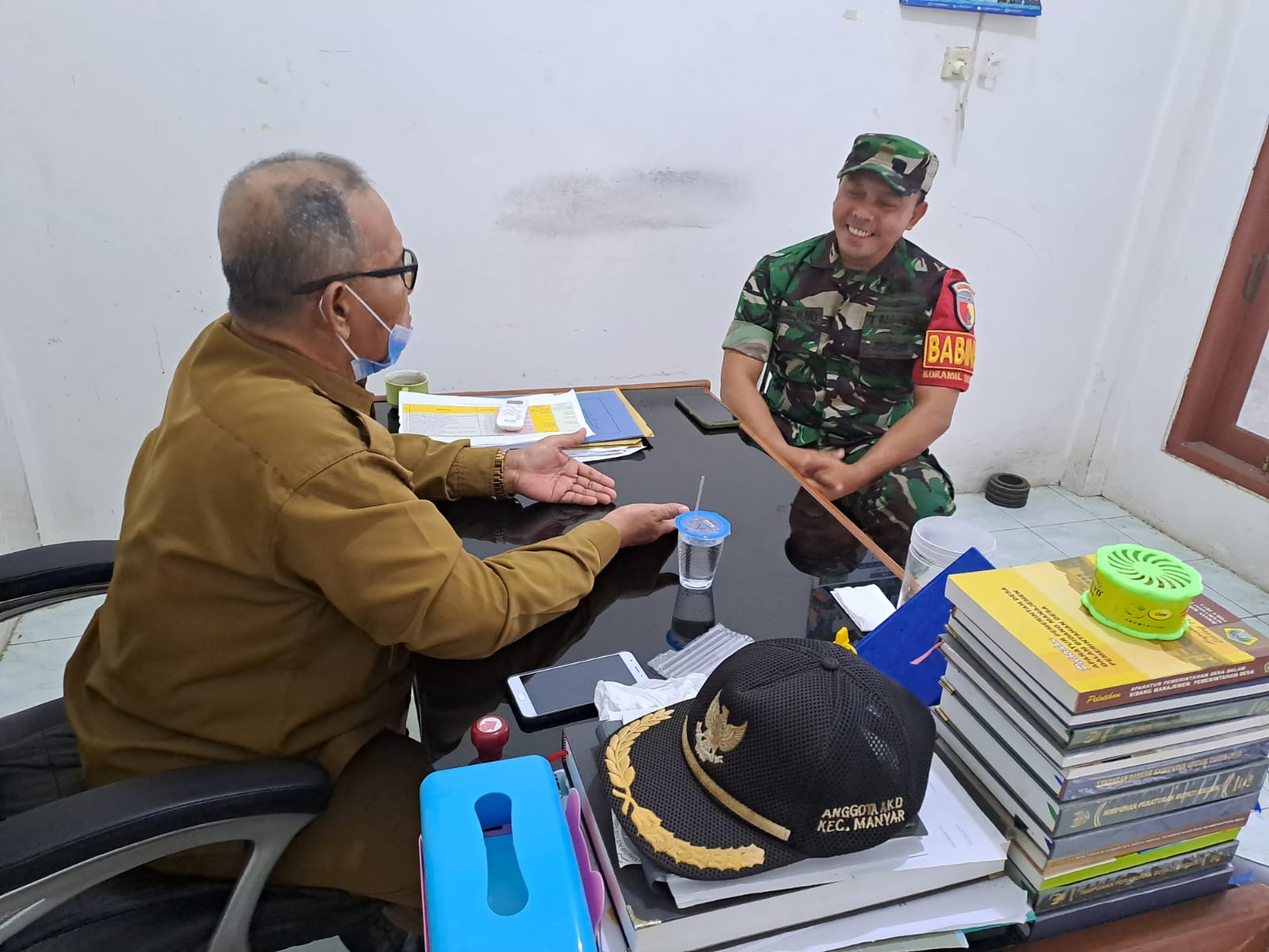 Babinsa Desa Ngampel Kompak bersama Kades dan Segenap Aparatur Desa dalam Menjaga Kondusifitas Wilayah