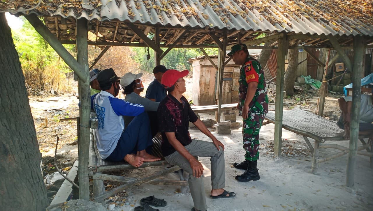 Tingkatkan Soliditas di Wilayah Binaan, Serma Wahyudi Jalin Komsos dengan Tukang Ojek Pangkalan