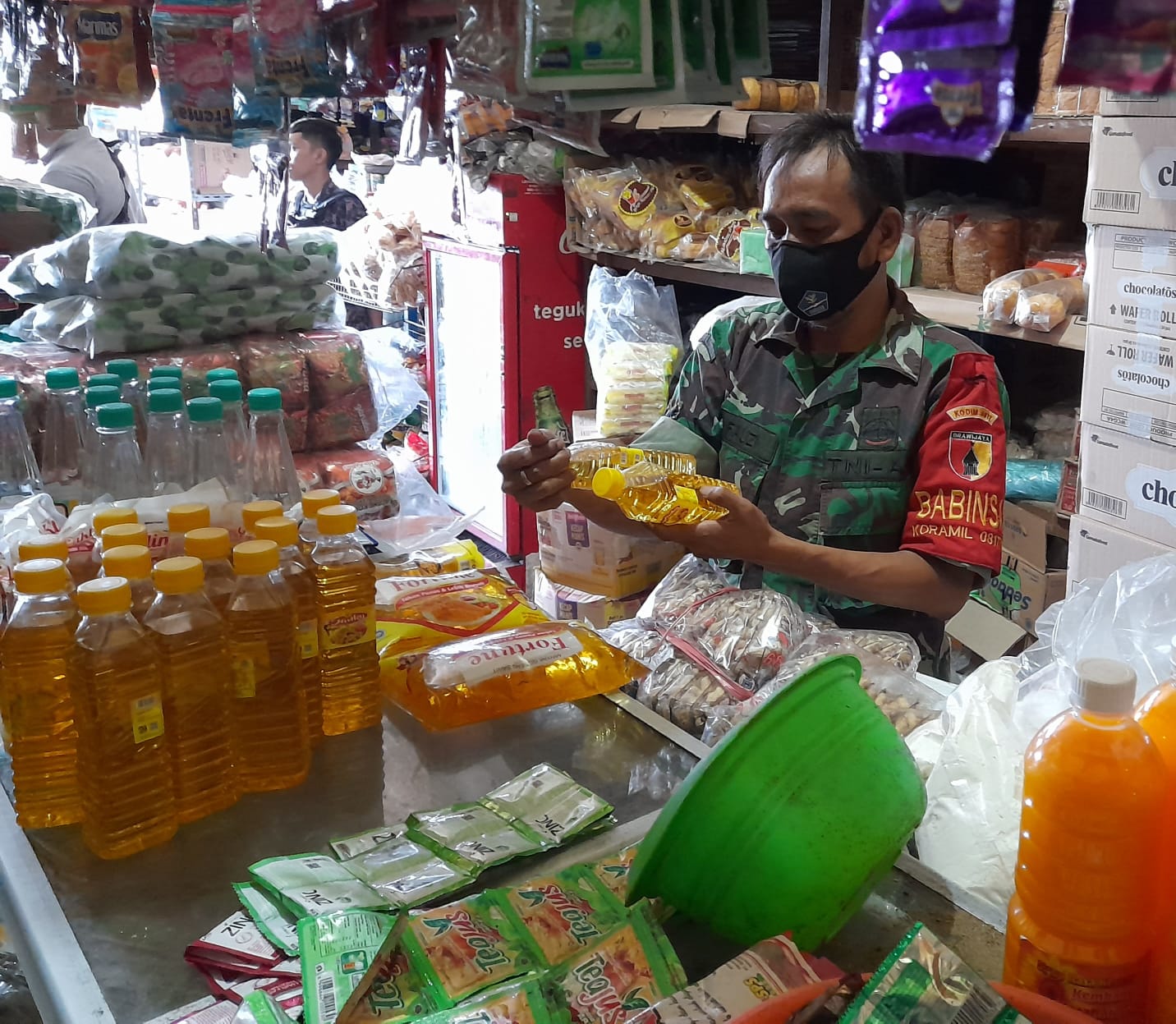 Babinsa Bungah Kunjungi Kios Bahan Makanan Pokok, Cek Ketersediaan Stok dan Monitoring Keamanan Wilayah