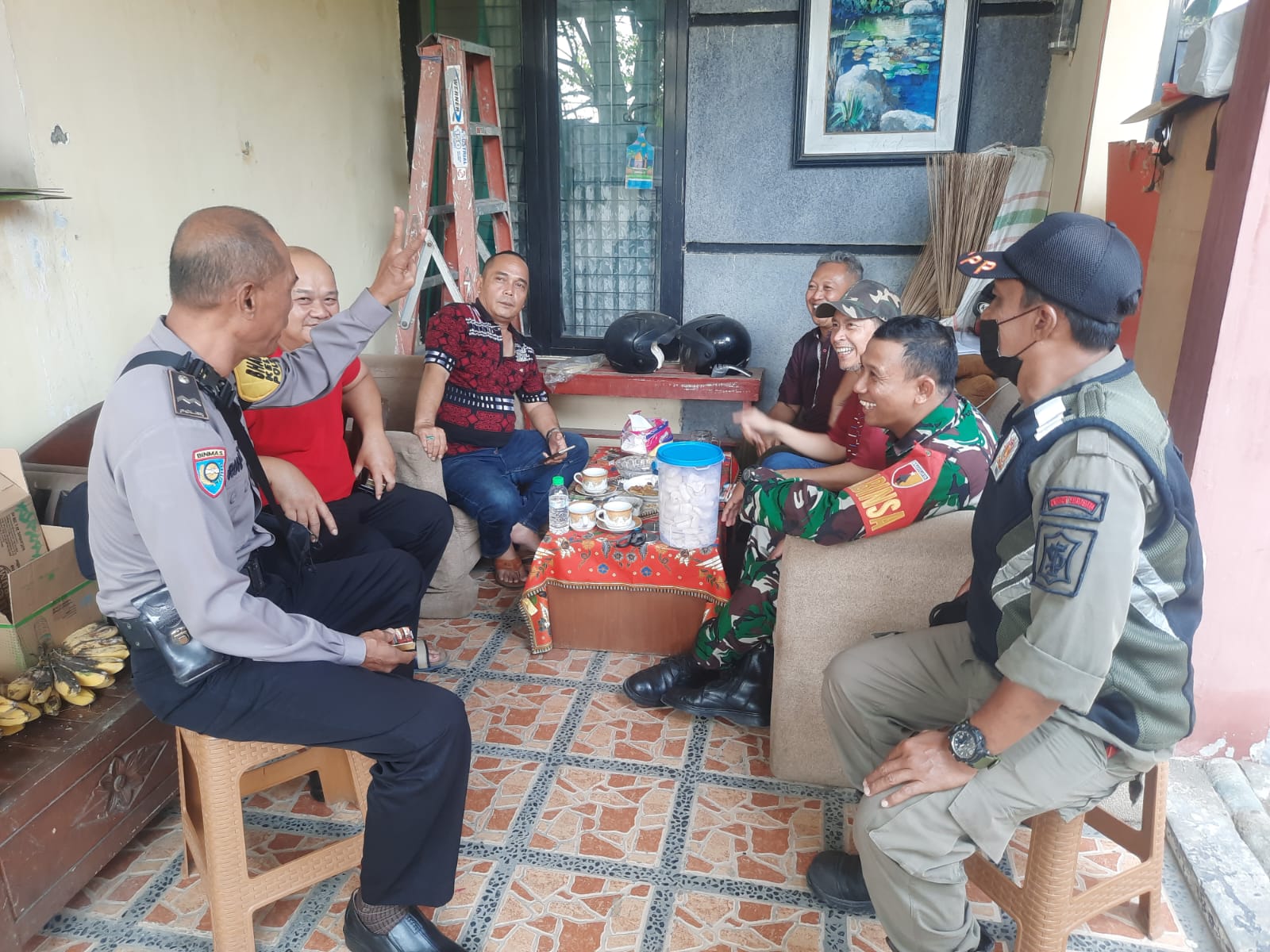 Bersama Tiga Pilar, Babinsa Pakal Komsos Dengan Tokoh Masyarakat di Wilayah Binaannya