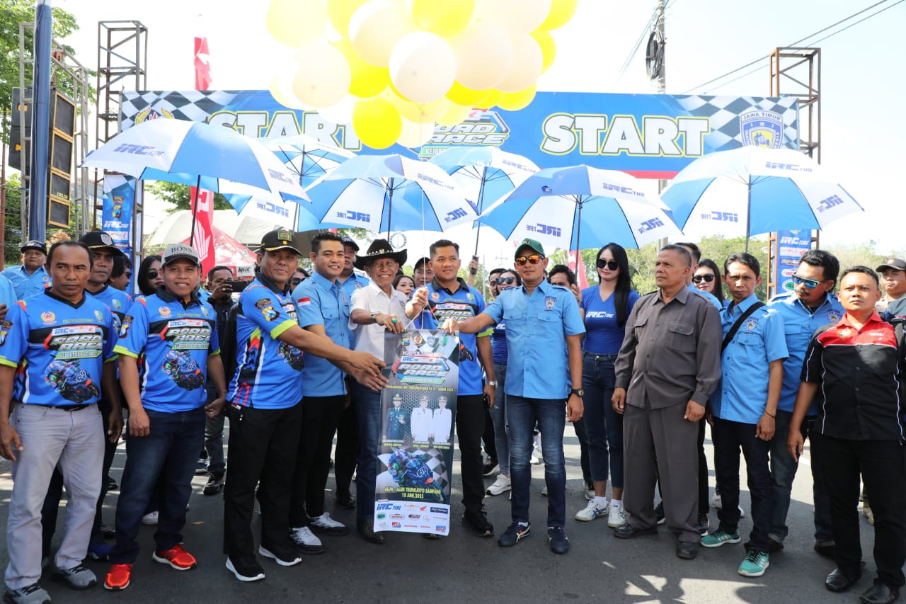 Kasdim Sampang Bersama Forkopimda Dampingi Kapolres Sampang di Garis Start Road Race Kejurprov Jatim 2023