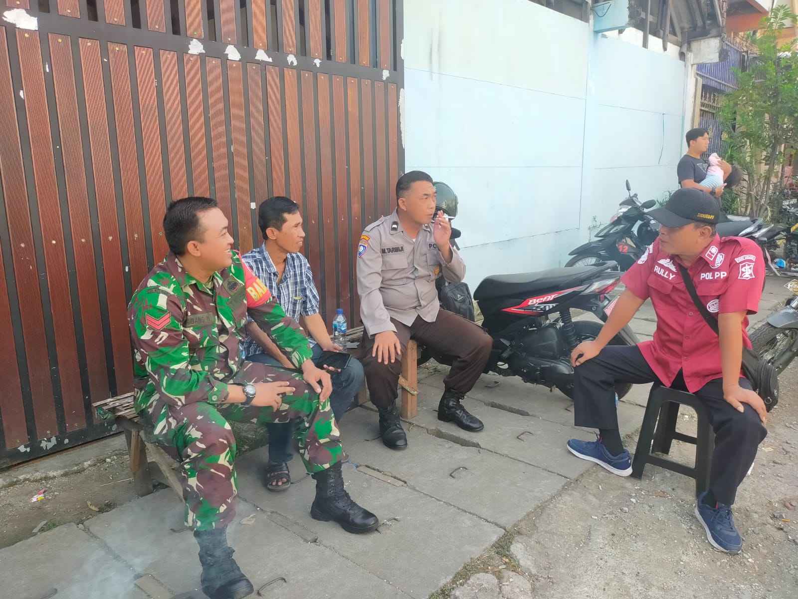 Bersama Tiga Pilar Babinsa Sidotopo Komsos Dengan Ketua RW