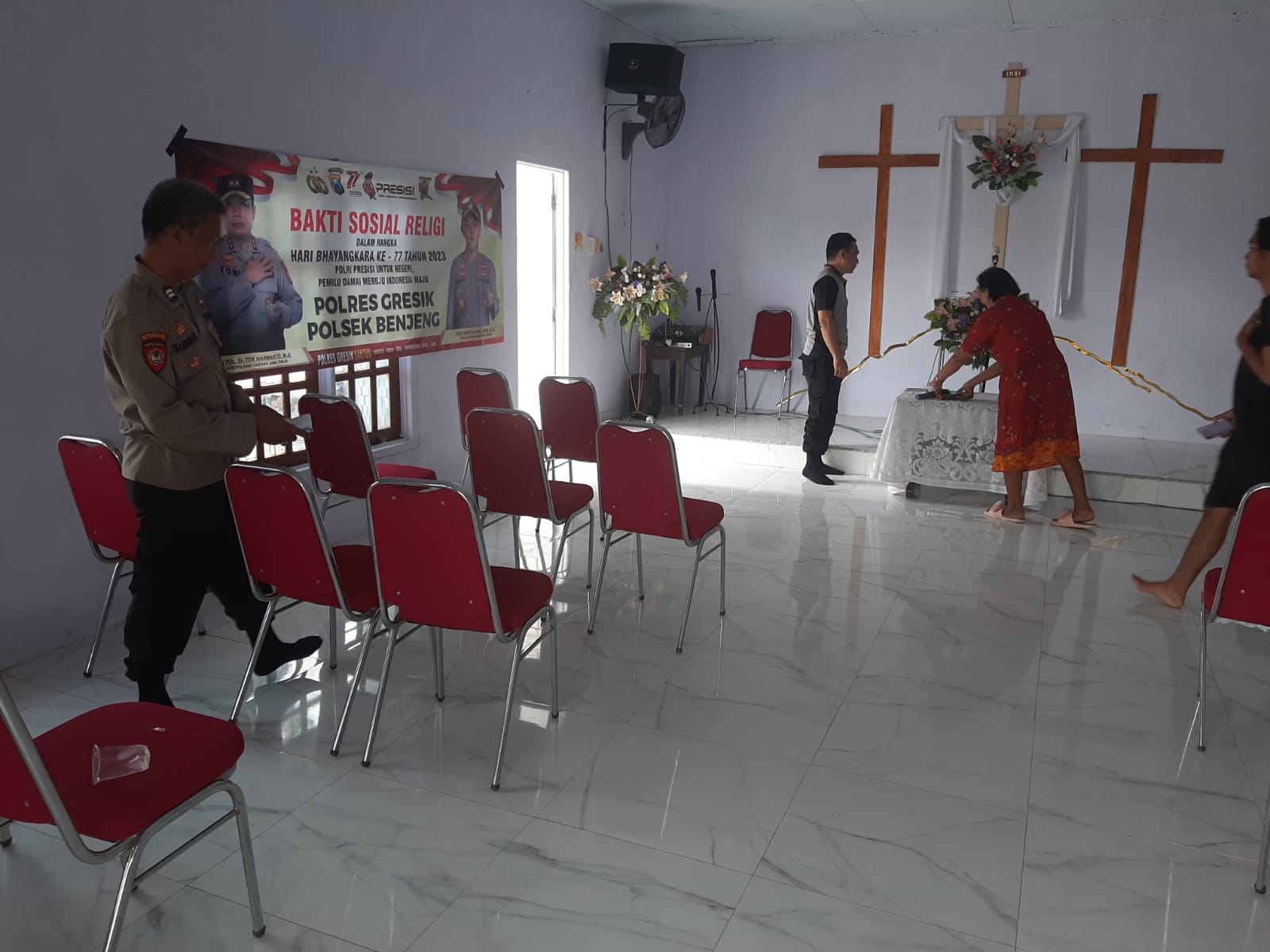 Sambut HUT Bhayangkara ke-77, Polres Gresik Bakti Sosial dan Bersih-bersih di Gereja