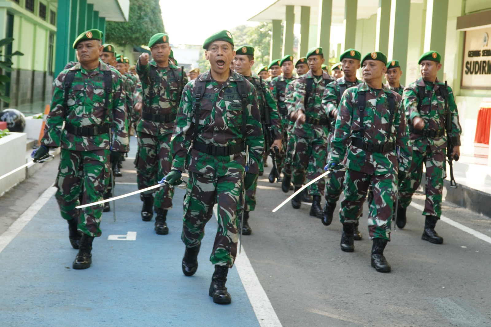 Semangat Cakra Hadir di Latihan Defile Korem 081/DSJ