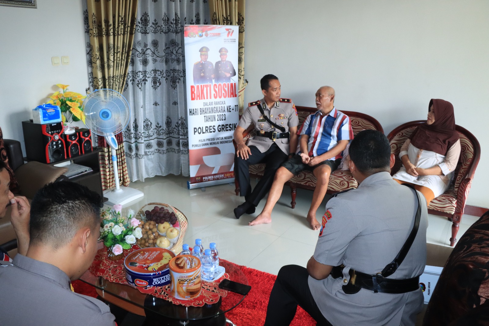 HUT Bhayangkara ke 77, Polres Gresik Anjangsa Anggota Polri yang sedang Sakit