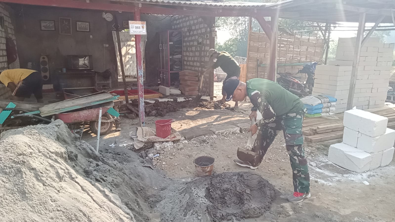 Gotong-royong Babinsa Cerme bersama Para Warga, Sukseskan Program Bantuan Renovasi Rumah Tidak Layak Huni (Rutilahu)