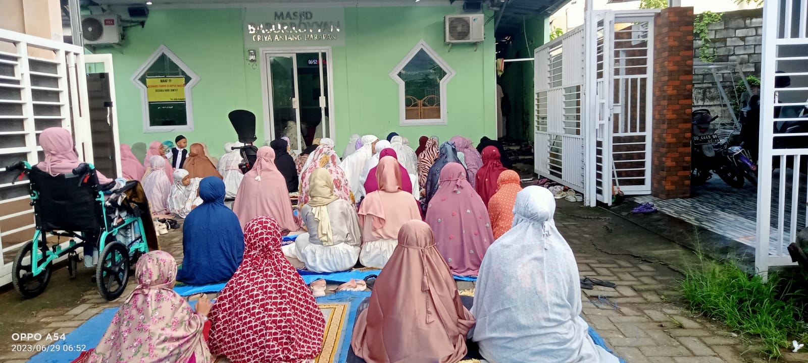 Ribuan Warga Padati Halaman Mesjid Baburroyyan Griya Antang Harapan, Menunaikan Sholat Idul Adha 1444 Hijriah