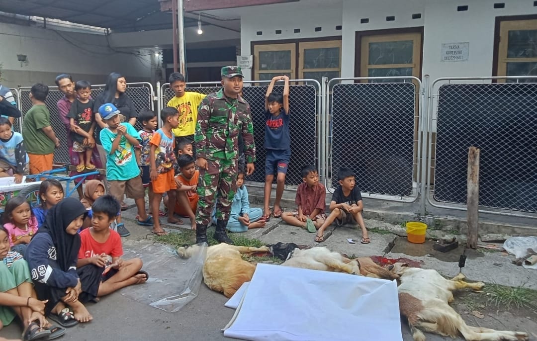 Di Hari Raya Idul Adha, Babinsa Bubutan Monitoring Penyembelihan Hewan Kurban Wilayah Binaan