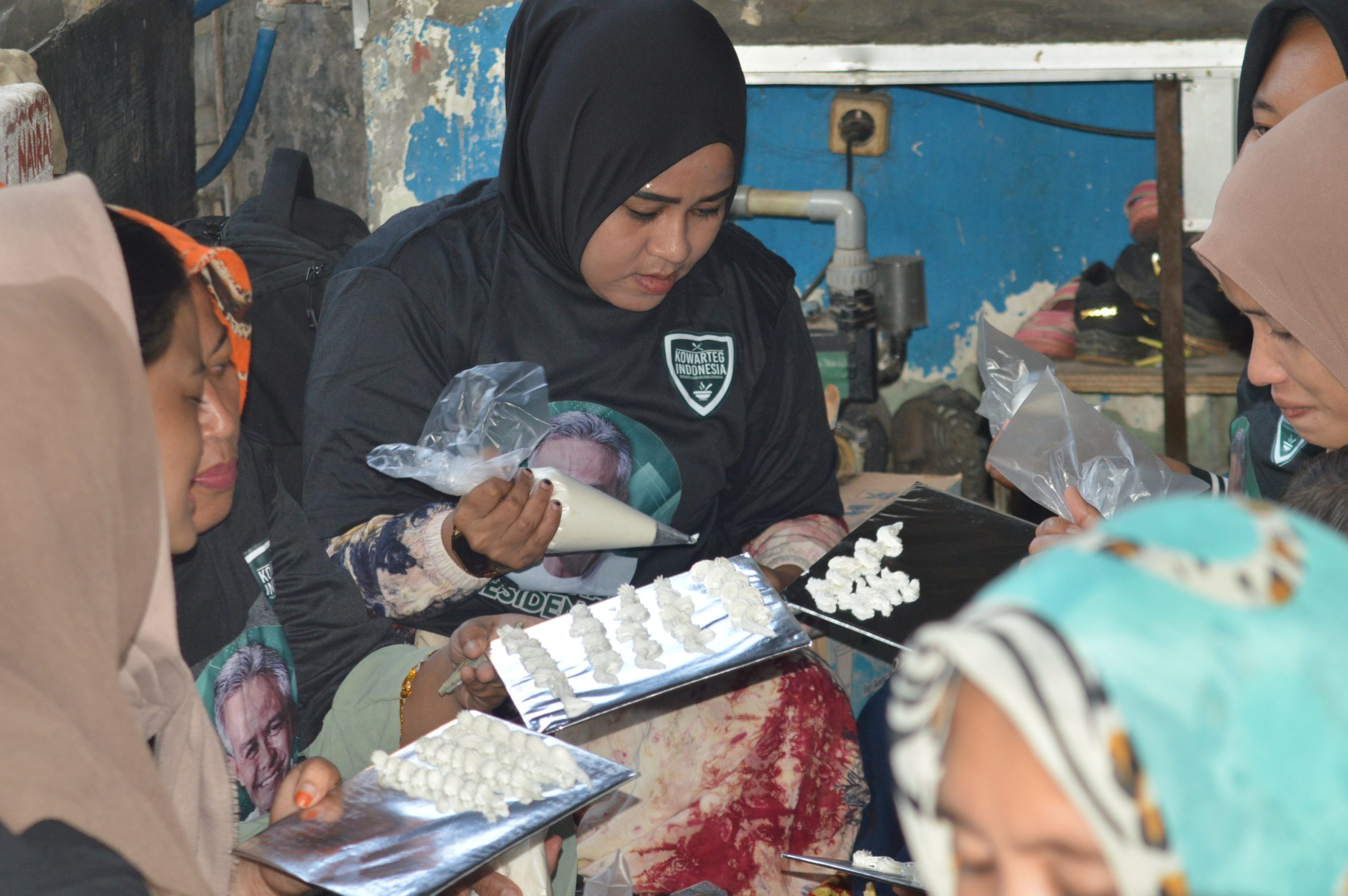 Ketrampilan Menghias Kue, Kowarteg Indonesia Hadir Di Kampung Surabaya