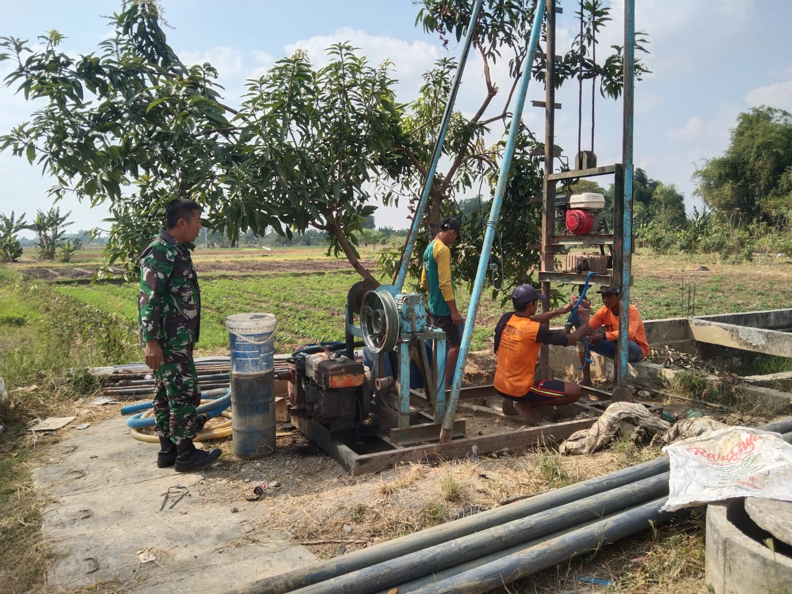 Monitoring Wilayah, Komsos Babinsa Dengan Warga dalam Pembuatan Sumur Bor