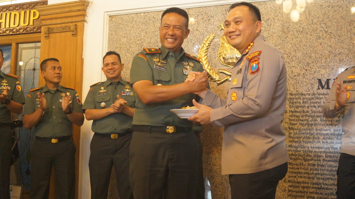 Dandim Surabaya Utara Dampingi Danrem Berikan Kejutan di Hari Bhayangkara Ke-77