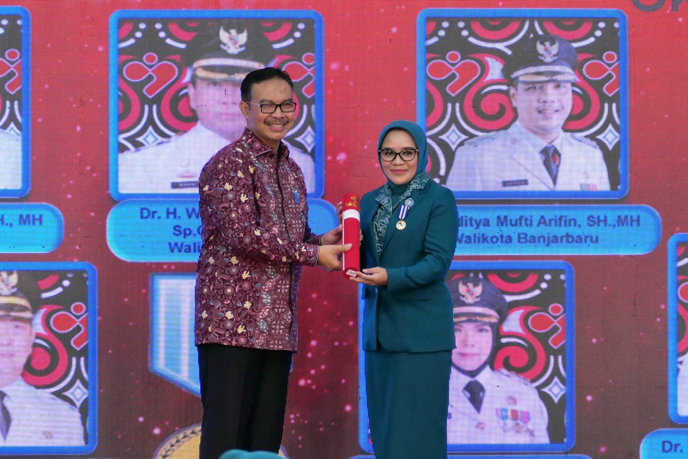 Program Bangga Kencana, Walikota Surabaya dan 5 Mitra Kerja Jawa Timur Terima Penghargaan Tertinggi di Pemerintahan RI