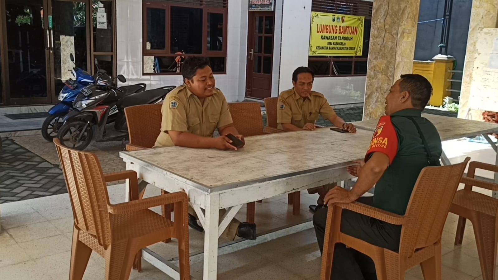 Babinsa Karangrejo Jalin Komsos dengan Aparatur Desa, Demi Kemajuan dan Kesejahteraan Warganya