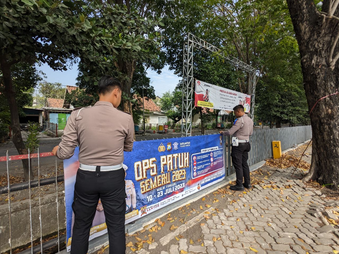 Operasi Patuh Semeru 2023, Satlantas Polres Gresik Pasang Himbauan Keselamatan Dijalan