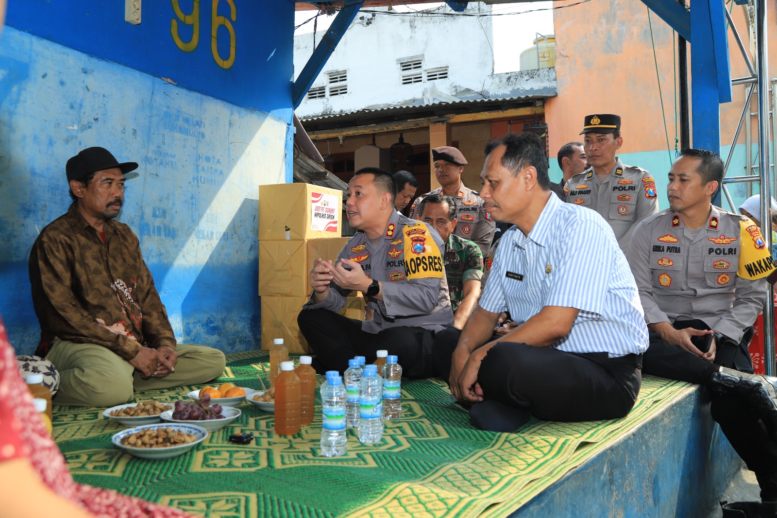 Jumat Curhat, Kapolres Gresik Tampung Aspirasi Masyarakat Sukomulyo di Poskamling