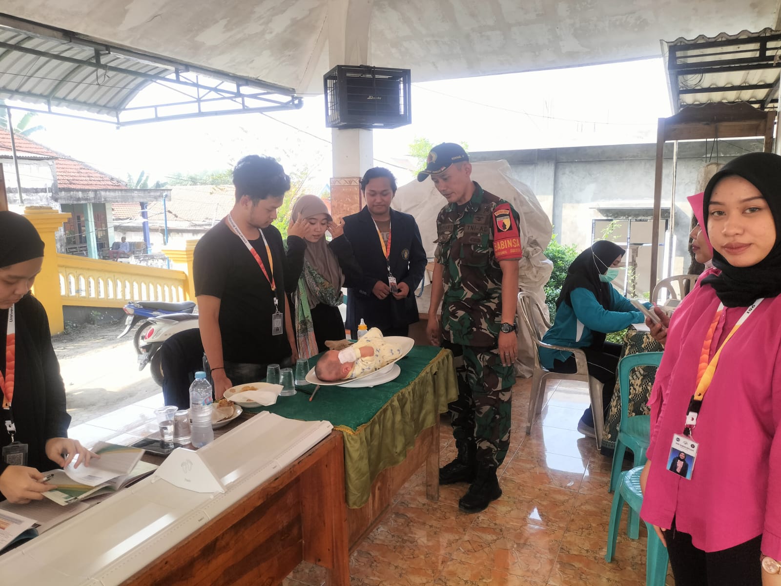 Babinsa Petiken Driyorejo Dampingi MMD Unibraw Dalam Giat Posyandu