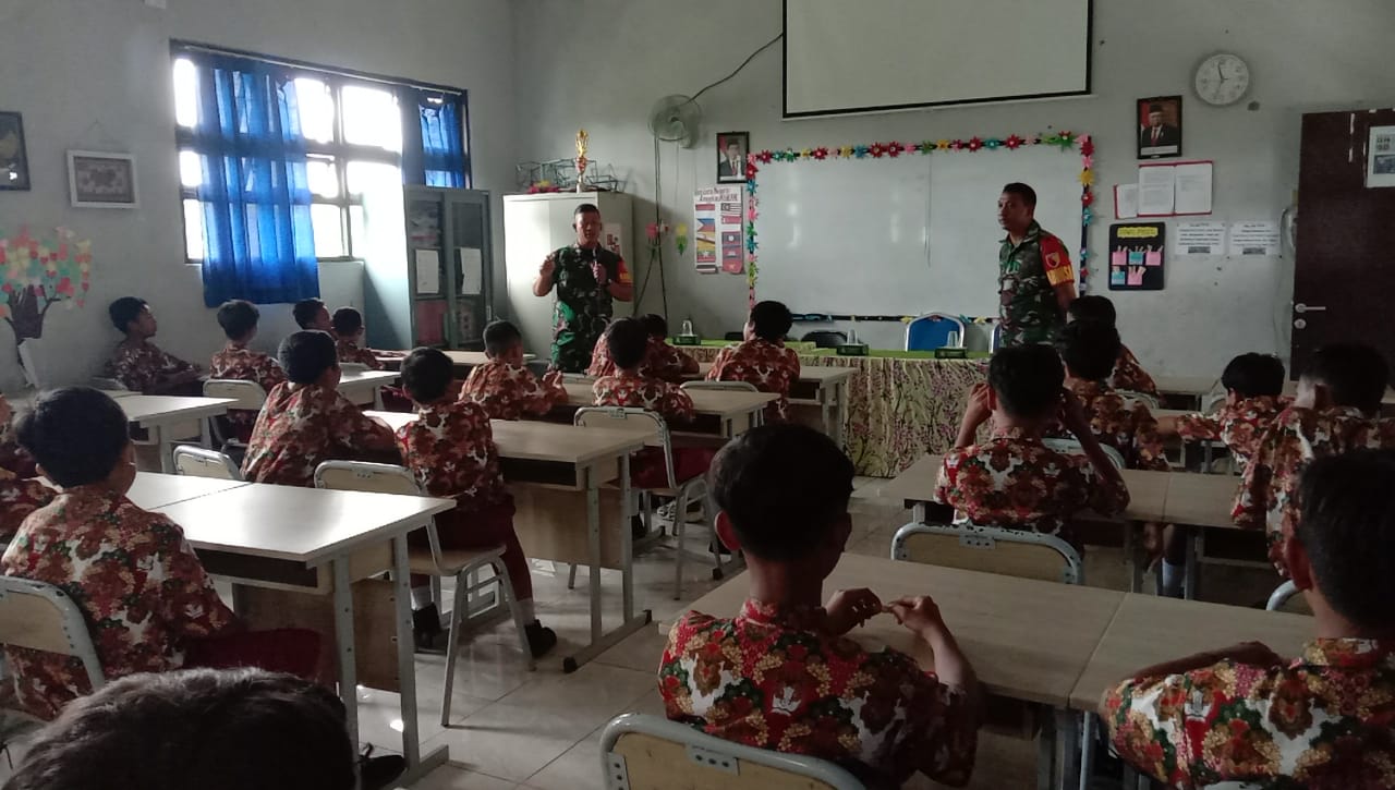 Tanamkan Wawasan Kebangsaan Sejak Usia Dini, Babinsa Kelurahan Pakal Datangi SDN Pakal 1