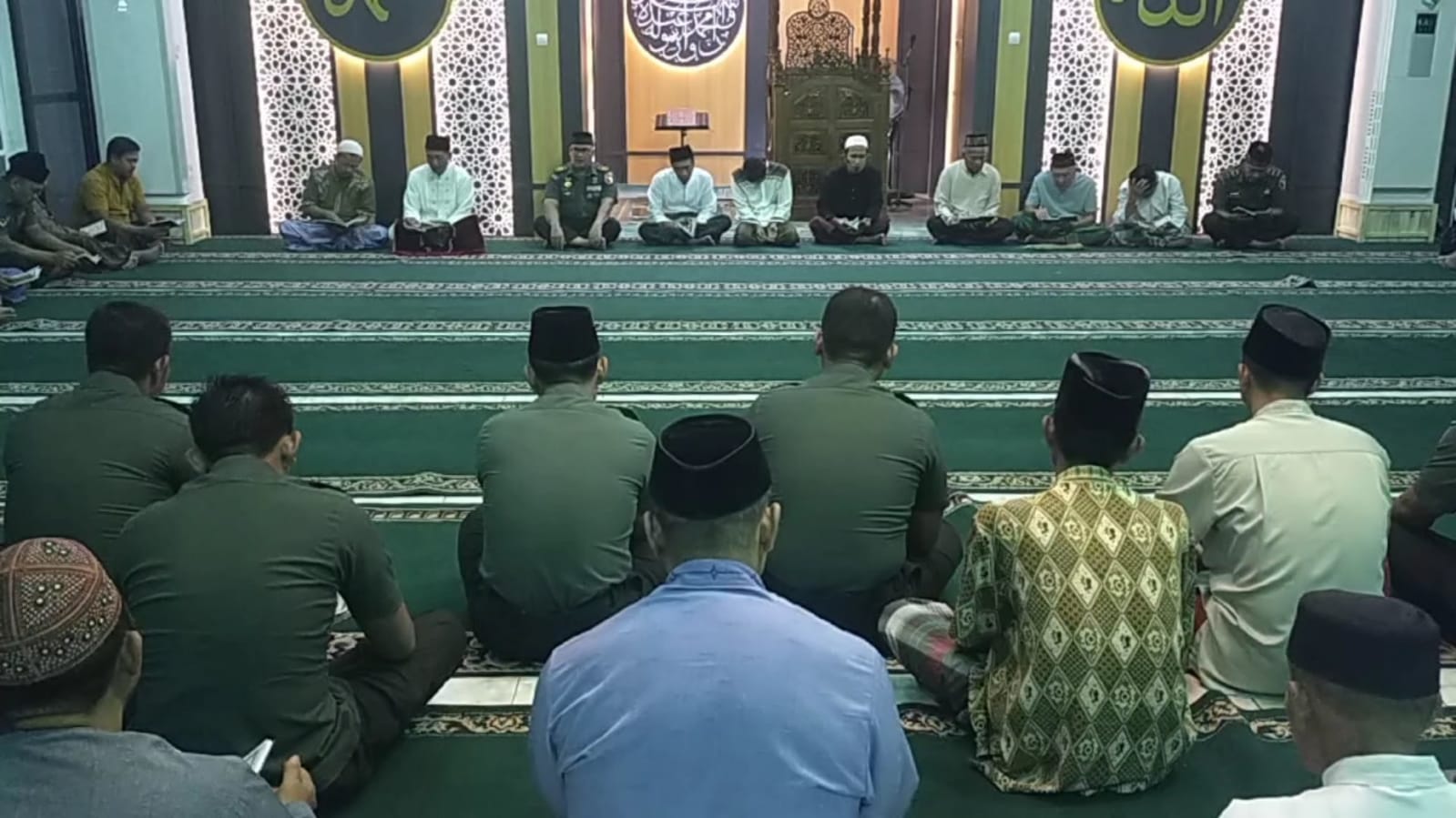 Ungkapan Rasa Syukur melalui Pembacaan Yasin Bersama, Anggota Kodim Gresik bersama Warga Sekitar