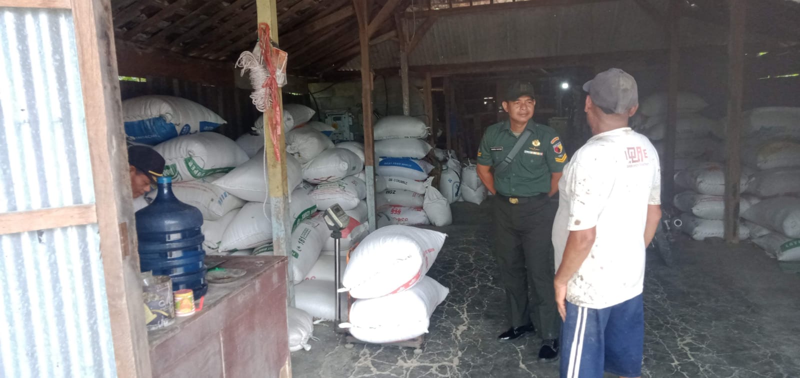 Komsos Babinsa Bersama Pemilik Usaha Penggilingan Padi, Wujudkan Swasembada Beras di Wilayah Binaan