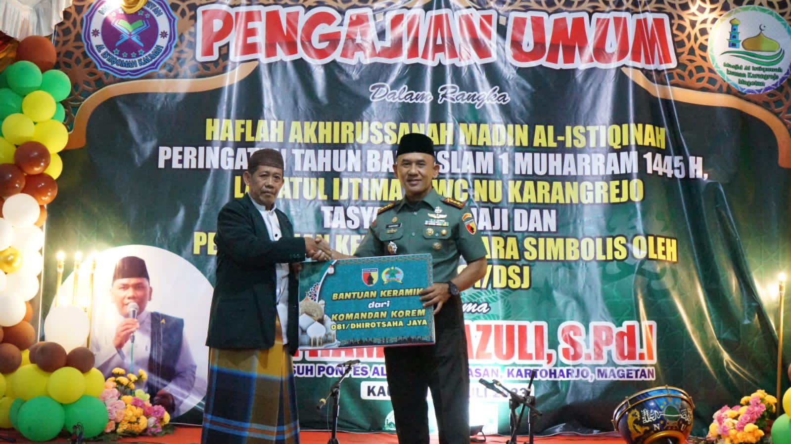 Hadiri Pengajian di Magetan, Komandan Sholawat Beri Bantuan Keramik