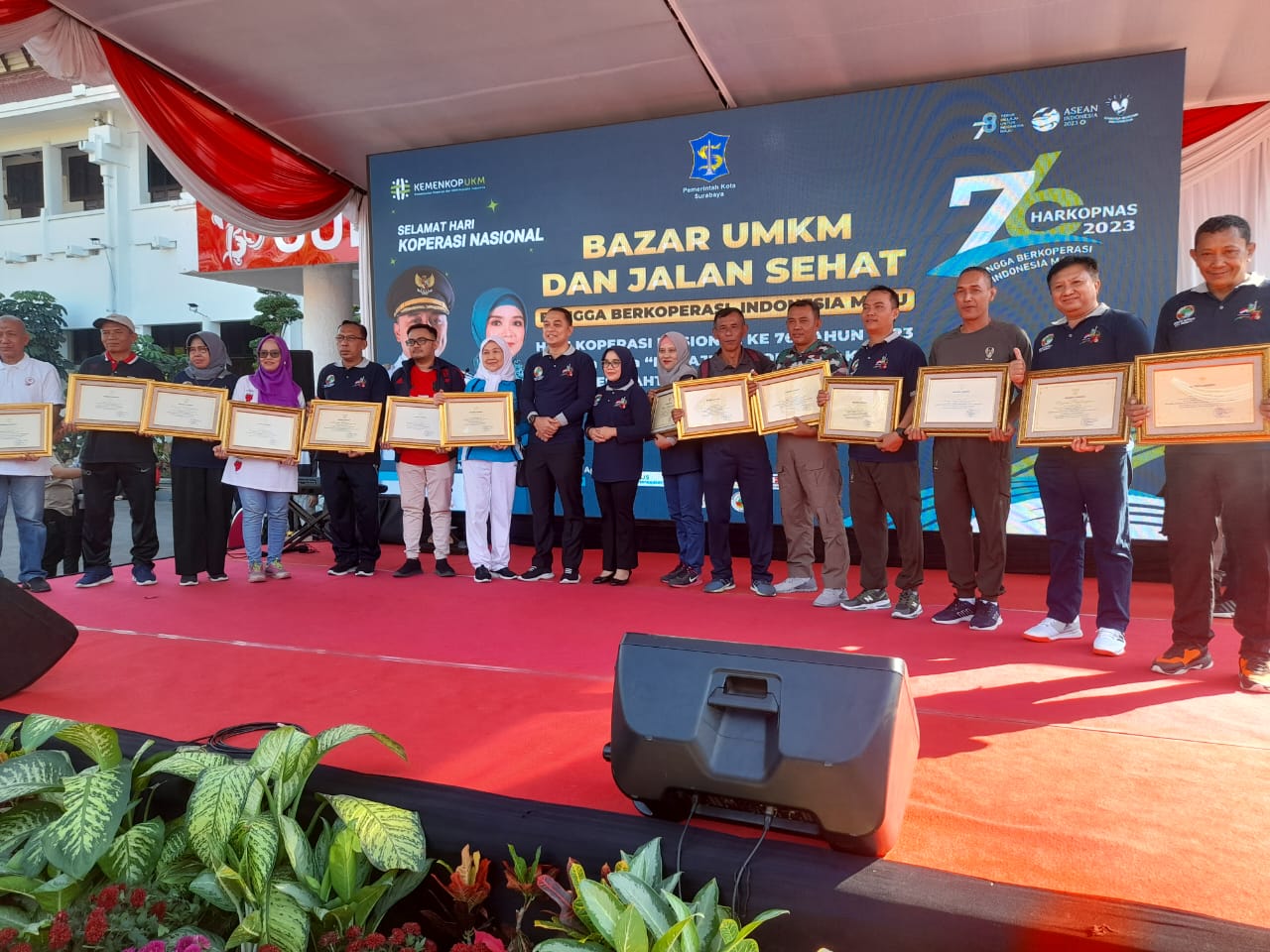Penerimaan Piagam Penghargaan 14 Koperasi Berprestasi dari Wali Kota Surabaya dalam Rangka Hari Koperasi Nasional ke 76 Tahun 2013