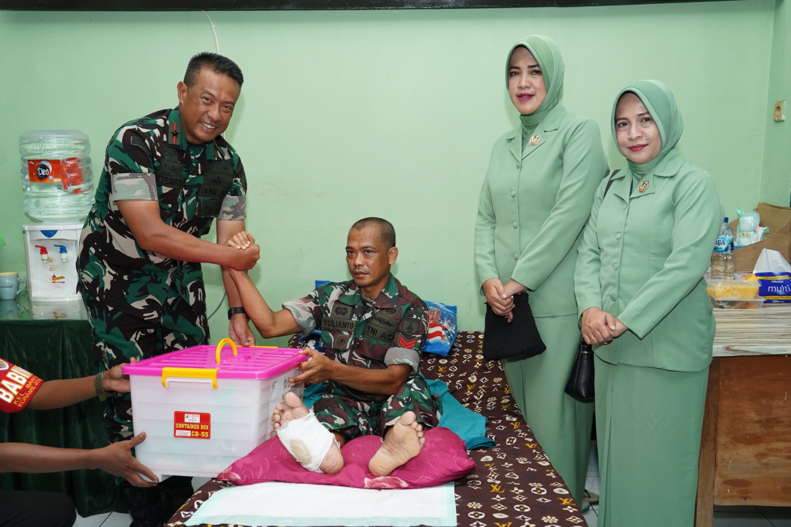 Dalam Rangka HUT ke-57 Korem 084/Bhaskara Jaya, Danrem Melaksanakan Anjangsana ke Rumah Anggota