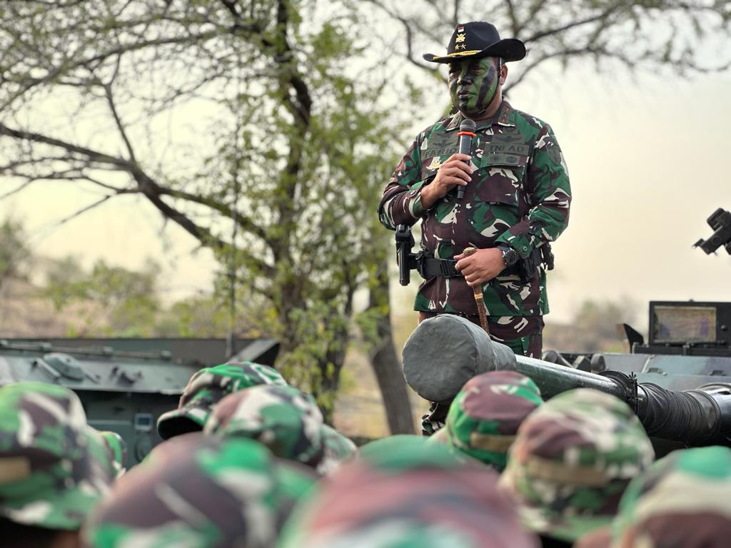 Optimalkan Persiapan Latgab TNI 2023, Mayjen Farid Makruf Pimpin Langsung Latihan Penembakan Senjata Berat di Situbondo
