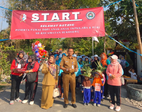 Pawai Topi Dari Bahan Alam Oleh TK di Sukosewu Meriahkan HUT RI ke 78