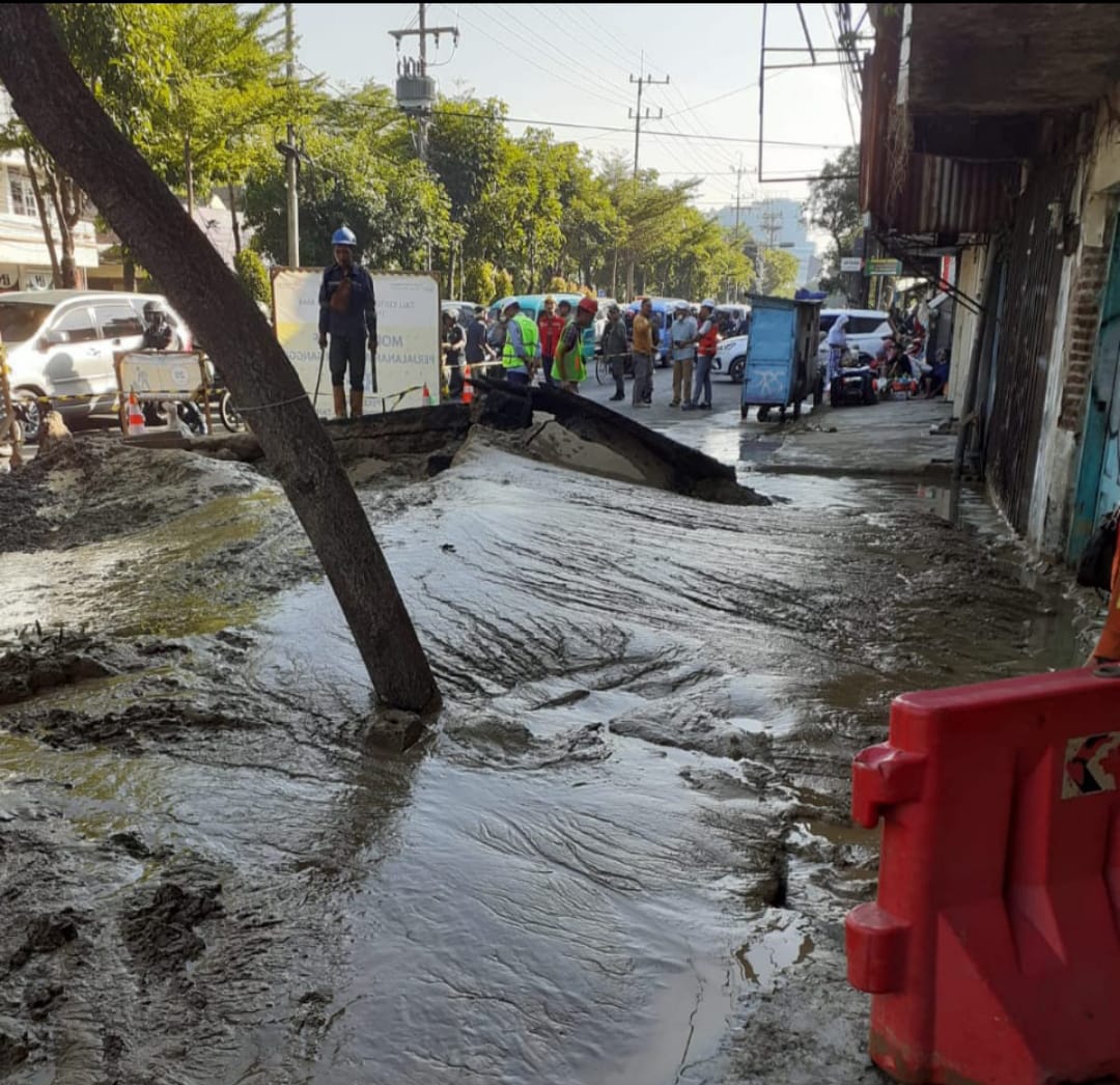 Proyek pergantian Pipa, Muncul Luapan Lumpur Jebolkan Jalan Beraspal