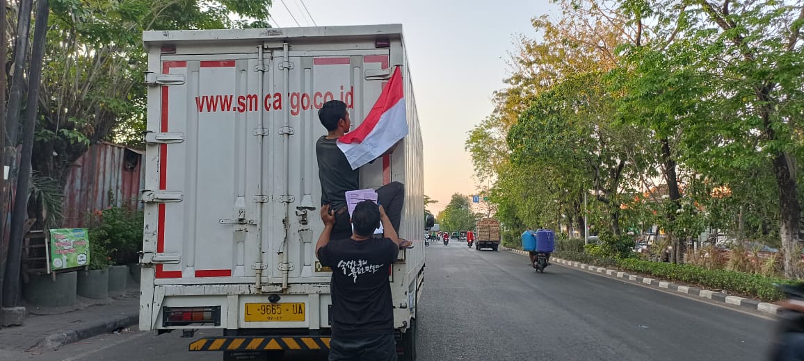 Sangsaka Merah Putih Berkibar Di Mobil Truck Jelang 17 Agustus