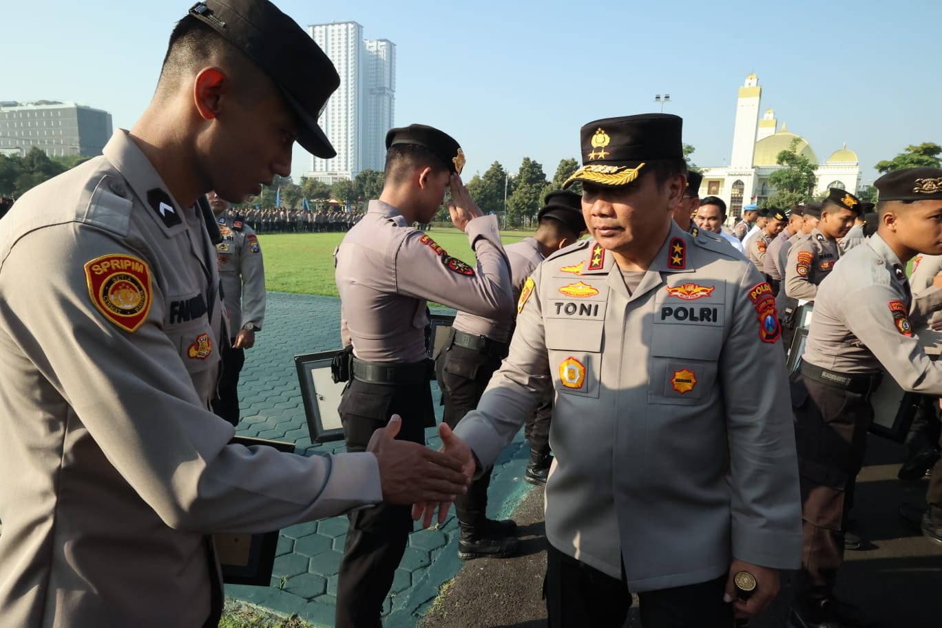 Dinilai Berprestasi Kapolda Jatim Beri Penghargaan Kepada 151 Personel