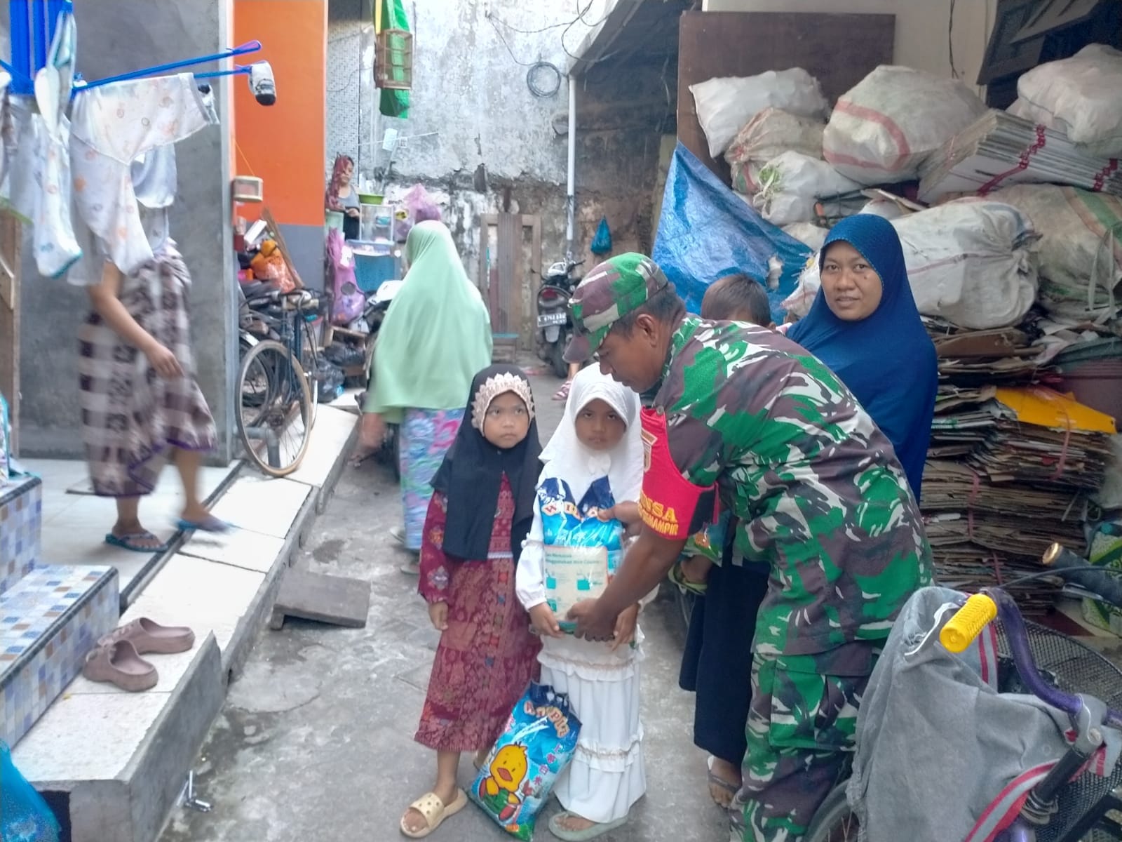 Jum'at Berkah, Babinsa Kelurahan Pegirian Salurkan Bantuan Sosial