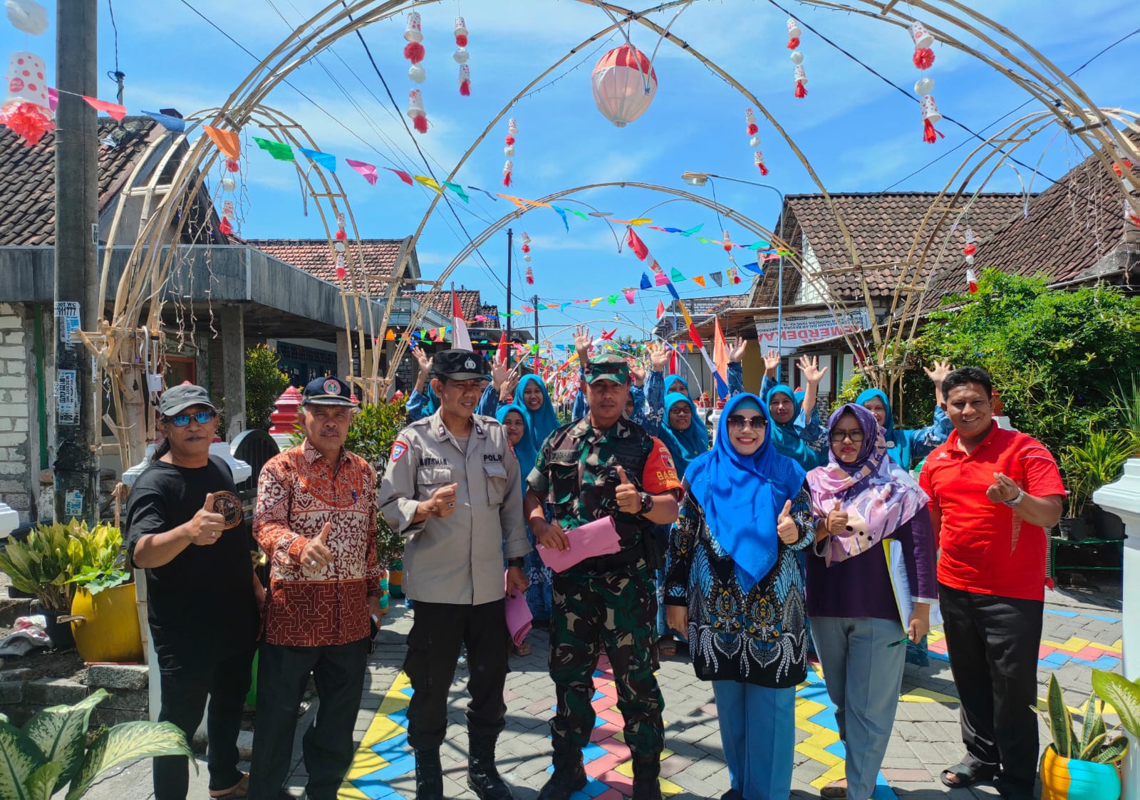 Peduli Desa Binaan, Babinsa Bungah Turut Menjadi Tim Penilai Lomba Kebersihan Lingkungan Desa se-Kecamatan