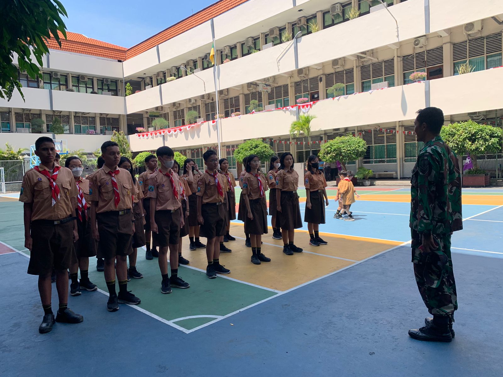 Jelang Upacara HUT Kemerdekaan RI Ke-78 , Babinsa Koramil 0830/04 Bubutan Laksanakan Gladi di SMP Stella Maris