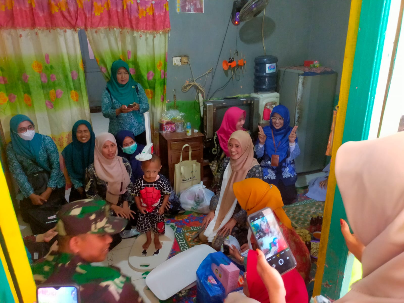 Intensif Cegah Stunting, Babinsa Menganti Bersama Tim Pencegahan Stunting Lakukan Pemantauan Balita dan Anak-Anak