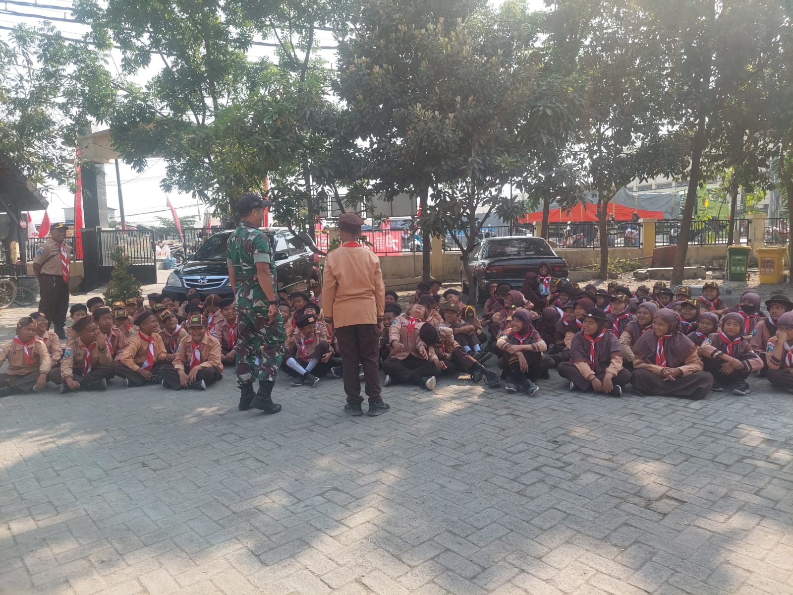 Beri Wasbang dan Latih PBB Dasar, Upaya Babinsa Manyar Guna Bentuk Kepribadian Baik Siswa SDN 40 Gresik