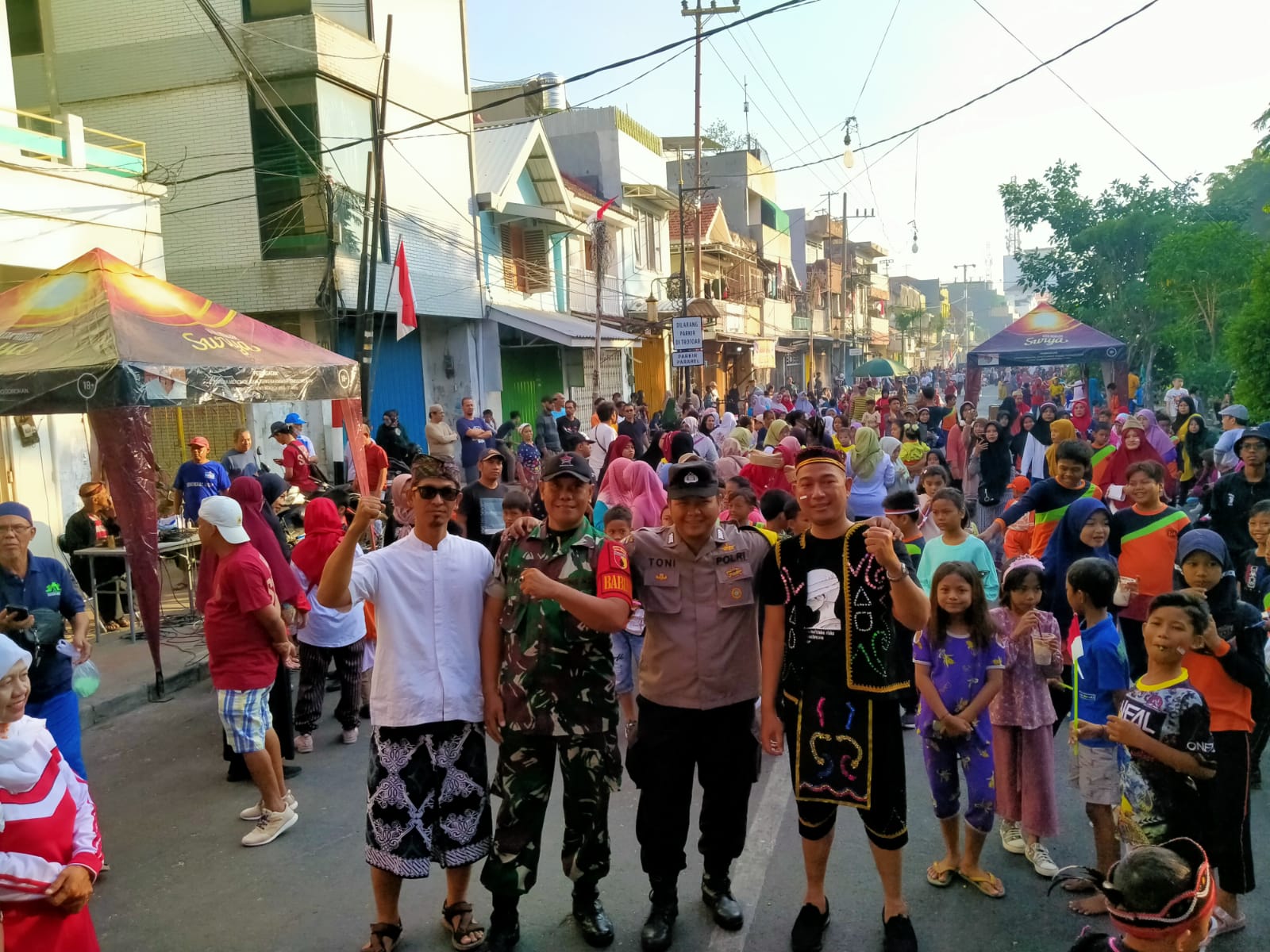 Babinsa Dan Bhabinkamtibmas Ampel Kawal Jalan Sehat Warga