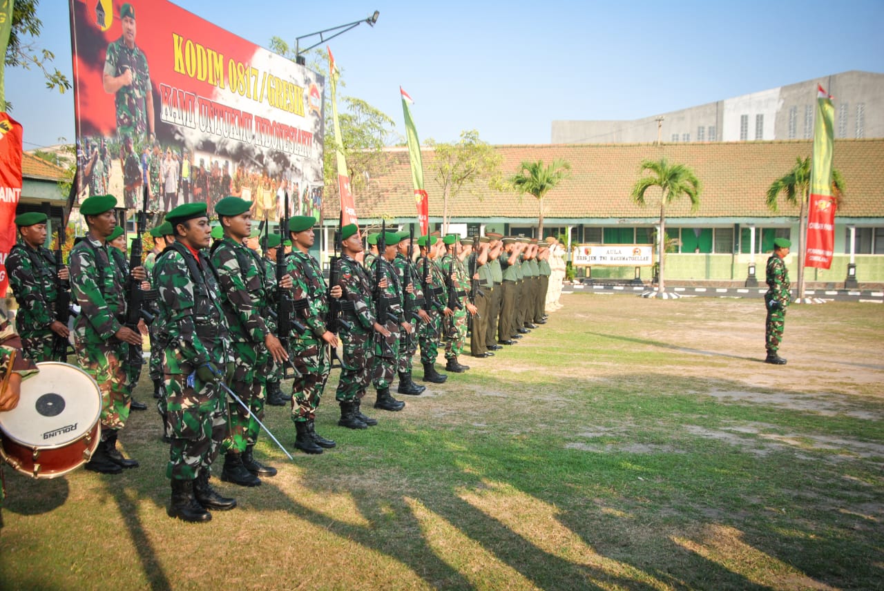 Pupuk Jiwa Nasionalisme, Anggota Kodim Gresik Laksanakan Upacara Bendera