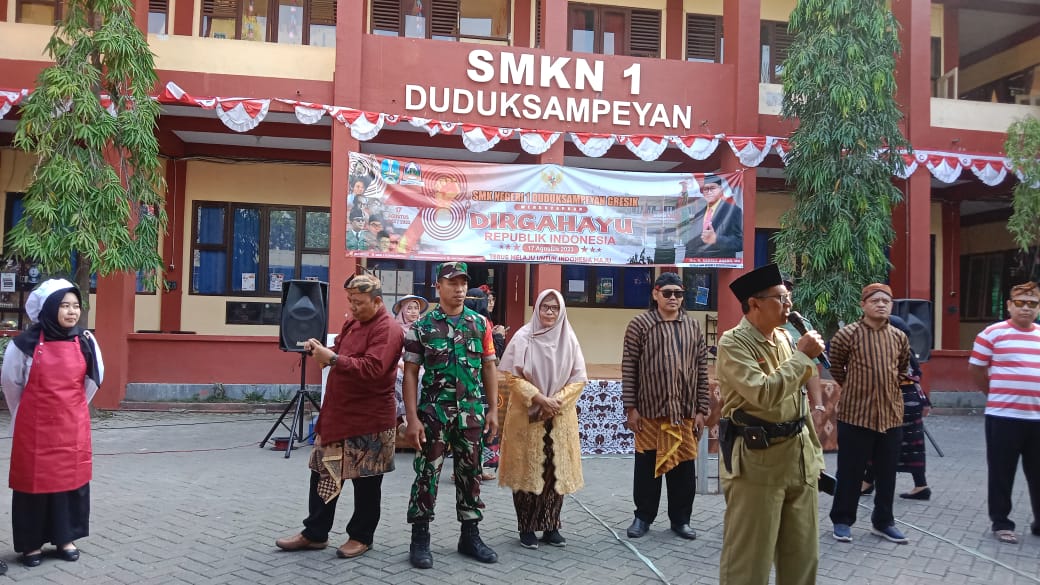 Serda Nuryanto Aktif Dampingi, Karnaval HUT Kemerdekaan RI Siswa SMKN 1 Duduksampeyan
