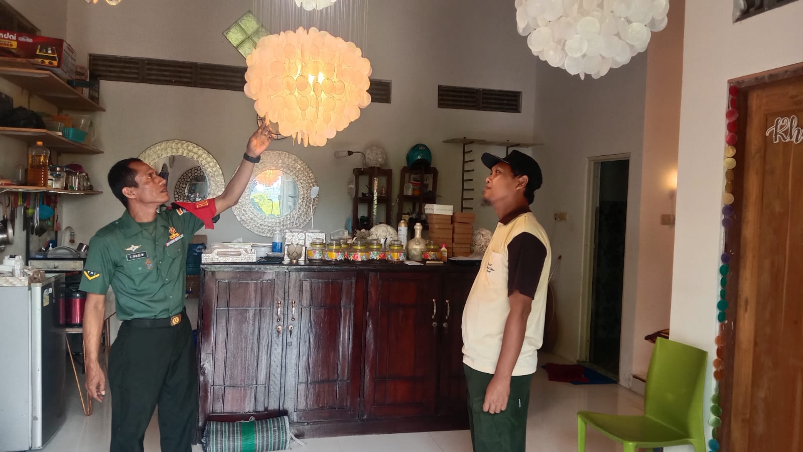 Upaya Babinsa Sidayu untuk Menambah Semangat Pengrajin Kerang Binaan dalam Berkreasi